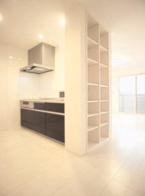 【キッチン】 | ミルクロス | お掃除簡単ＩＨクッキング！便利な収納棚が付いています♪