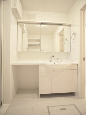 【独立洗面台】 | ミルクロス | 洗髪洗面化粧台と洗濯機置き場があります♪