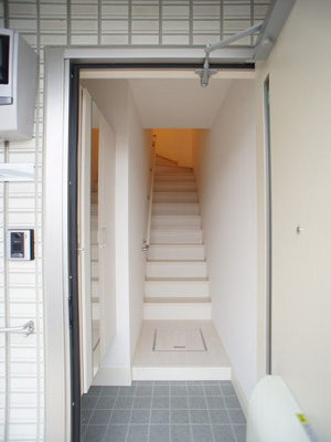 【玄関】 | ミルクロス | 1階玄関専用内階段！シューズボックスと床下収納が付いています♪