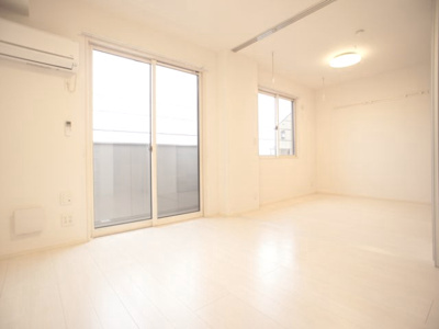 【居間・リビング】 | ミルクロス | 快適に過ごせるエアコンが付いています♪