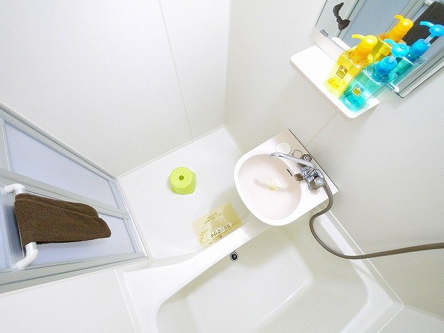 グローリー結崎の設備|鏡前に棚があり便利ですね