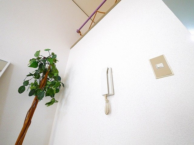 グローリー結崎のセキュリティ|インターホンで玄関まで移動しなくて便利です。