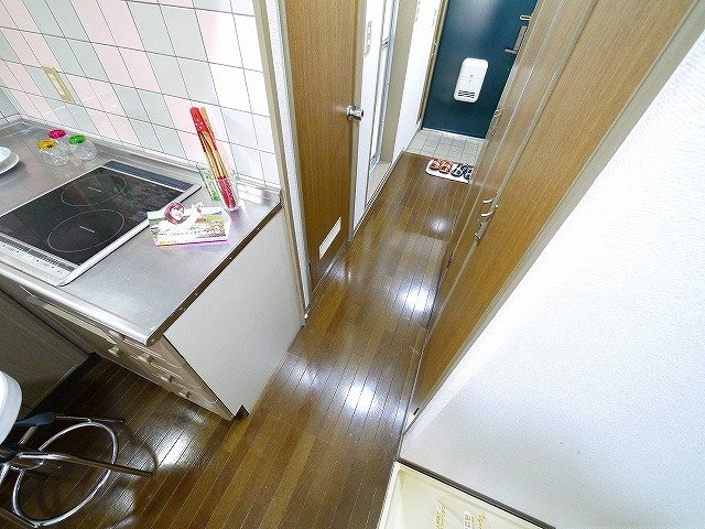 グローリー結崎のキッチン|キッチンから玄関を見たらこんな感じです！