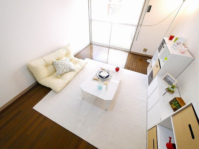 グローリー結崎の居間・リビング|落ち着きのある明るい居室