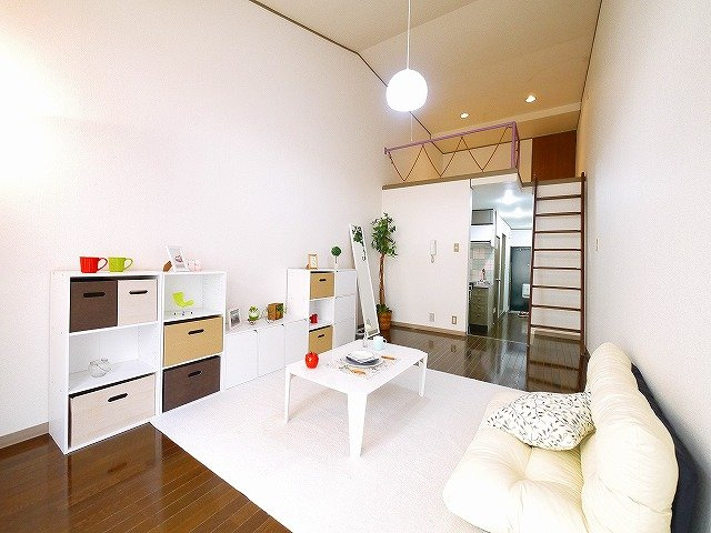 グローリー結崎の内装|ロフトのあるゆったりとしたお部屋ですね