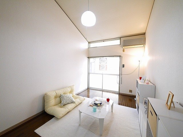 グローリー結崎の洋室|大きい窓があり明るく使えますね