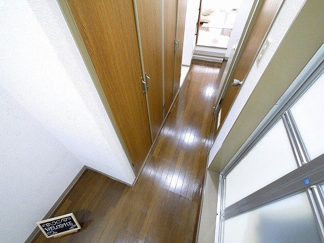 グローリー結崎の収納|玄関前にある収納はコートなど掛けれて便利ですよ！