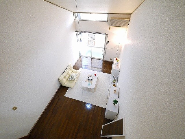 グローリー結崎の洋室|天井が高く開放感がありますよ