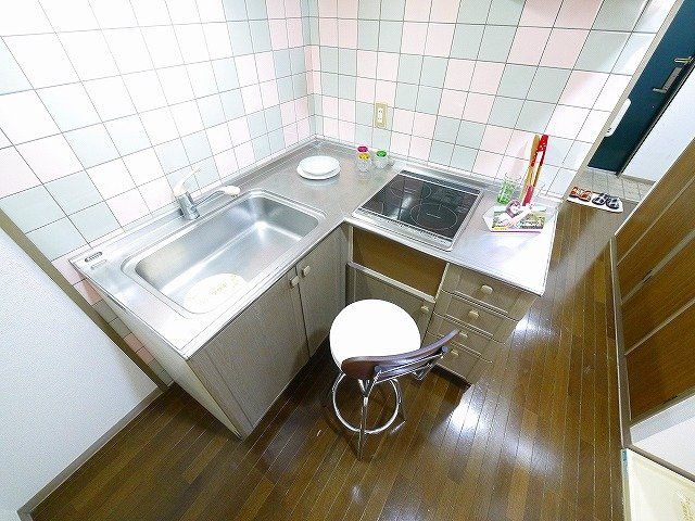 グローリー結崎のキッチン|L字型でコンパクトなキッチン