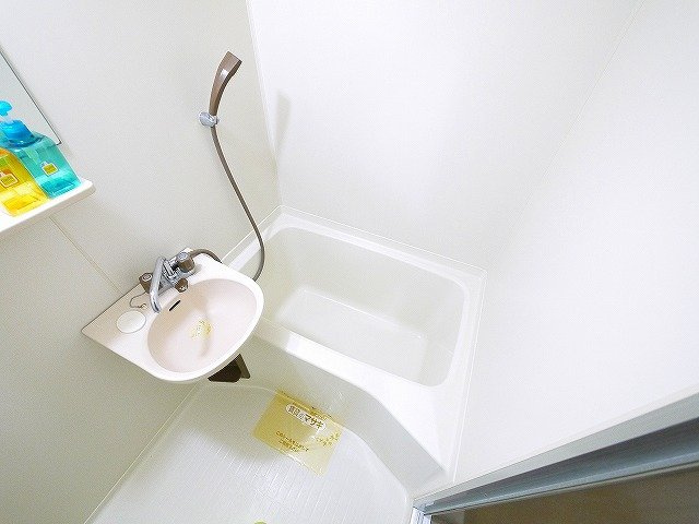 グローリー結崎の浴室|シャワー付きのお風呂でゆったり疲れを取りましょう！