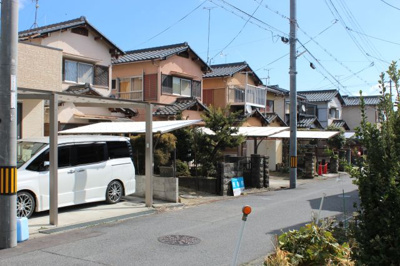 【前面道路含む現地写真】 | 大津市本堅田5丁目6-6 中古戸建て | 前面道路付近、取引物件は写真最左になります
