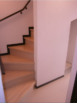 【玄関】 | フィールド | 内階段で2階へ上がります。