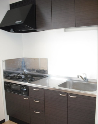 【キッチン】 | フィールド | 3口ガスコンロ、グリル付きでキッチンスペースもあってお料理がラクラクです。