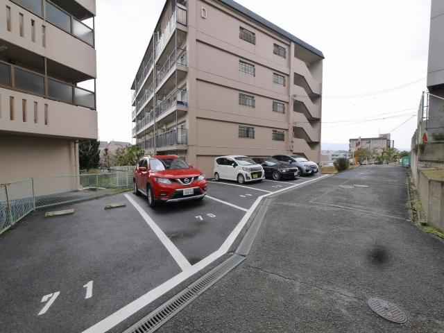 ダイヤハイツ学園前Dの駐車場