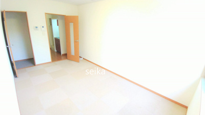 【居間・リビング】 | シュークル | 1階はフローリング、2階以上はカーペットタイプとなります。