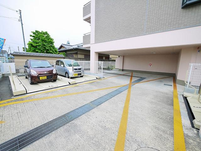 レインボー秋篠の駐車場|駐車場完備です