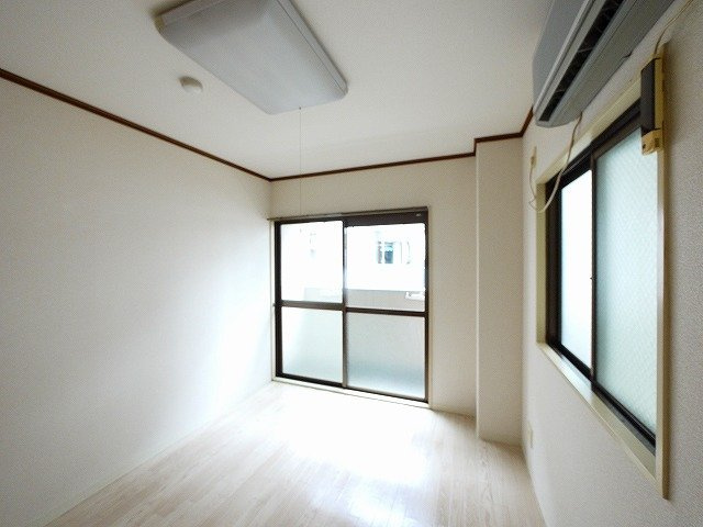 谷垣マンションの居間・リビング|こちらの居間で趣味の時間をお楽しみください