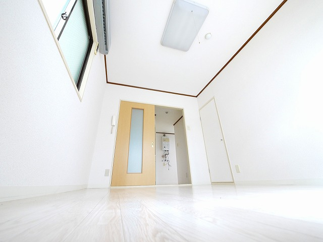 谷垣マンションの寝室|広くて明るい寝室