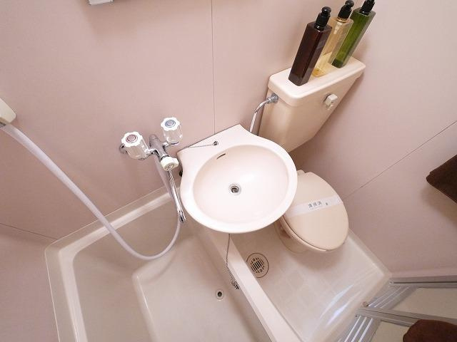 シティパレス佐保川P-7の洗面所|お掃除もし易いユニットバスタイプ。