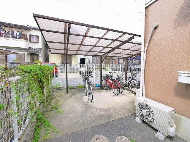 ロイヤルシャルム松岡Bのその他共用部分|ゆったりとした駐輪スペース。