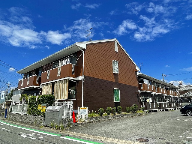 ロイヤルシャルム松岡Bの外観|キレイな外観です。