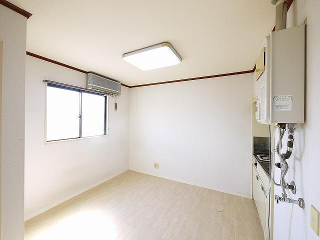 泉都ハイツの居間・リビング|落ち着いた色調の居間