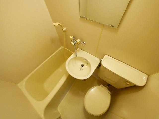 泉都ハイツの浴室|コンパクトで使いやすいお風呂です