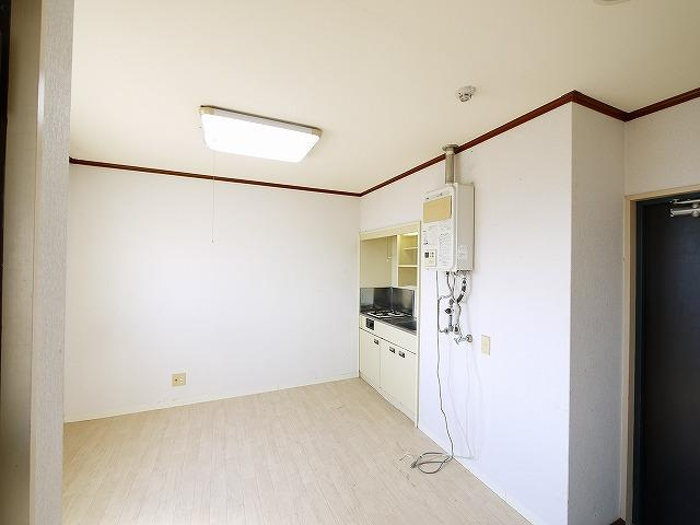 泉都ハイツの居間・リビング|ゆったりした洋室です