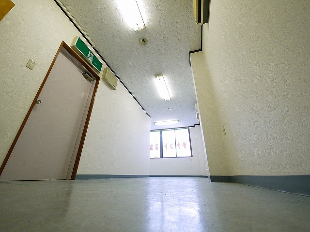 向出ビル（杉ヶ町）の玄関