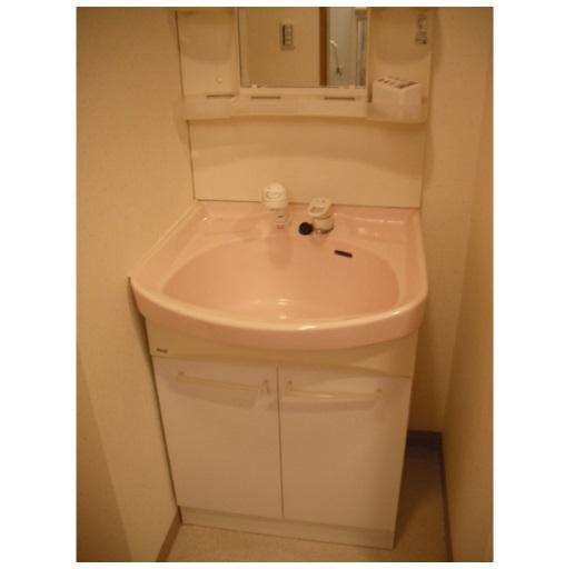 レ・コンフォルト　BRAVI不動産の洗面所|【レ・コンフォルト】スペースが確保できる洗面所です