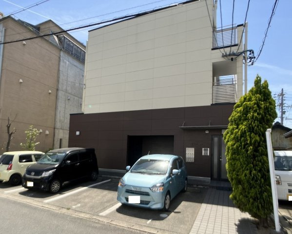 Basilの駐車場