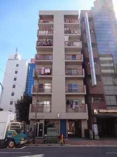 【外観】 | 竹内マンション　鶯谷駅から徒歩５分・入谷駅からも徒歩５分の好立地！上野駅へも徒歩９分で行けます！入谷口通り沿いの物件で夜道も安心です！鉄骨鉄筋コンクリート造の８階建てマンション！