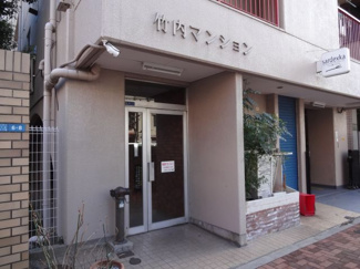 【エントランス】 | 竹内マンション　鶯谷駅から徒歩５分・入谷駅からも徒歩５分の好立地！上野駅へも徒歩９分で行けます！入谷口通り沿いの物件で夜道も安心です！鉄骨鉄筋コンクリート造の８階建てマンション！