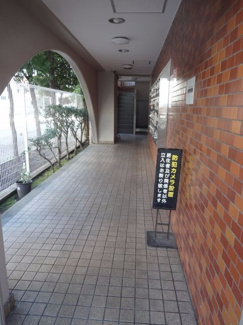 【その他共用部分】 | 竹内マンション　鶯谷駅から徒歩５分・入谷駅からも徒歩５分の好立地！上野駅へも徒歩９分で行けます！入谷口通り沿いの物件で夜道も安心です！鉄骨鉄筋コンクリート造の８階建てマンション！