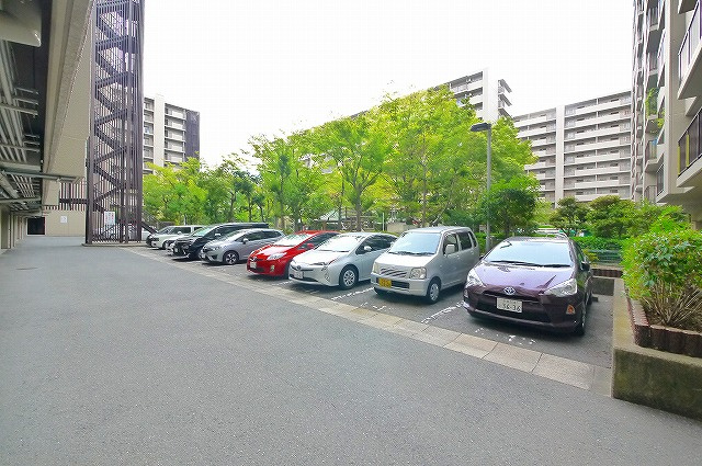 東急ドエル奈良パークビレッジ5号棟の駐車場