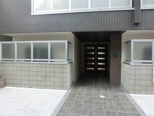 セラ岸里駅前の外観