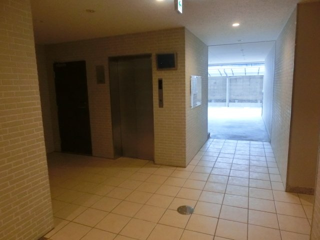 セラ岸里駅前のロビー