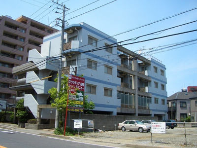 【外観】 | ＴＳＫアベニュー宮本 | ＴＳＫアベニュー宮本　鉄筋コンクリート造南東向き　ストライプがさわやかな外壁の物件です