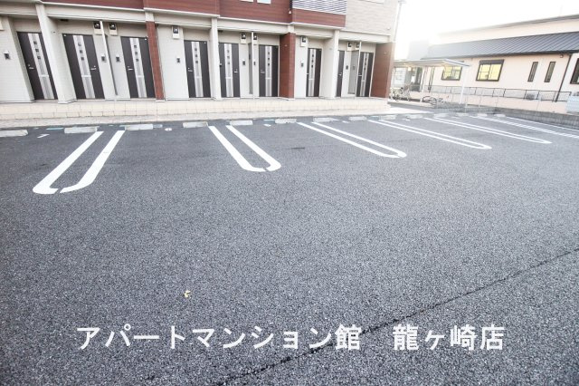 エレノアの駐車場