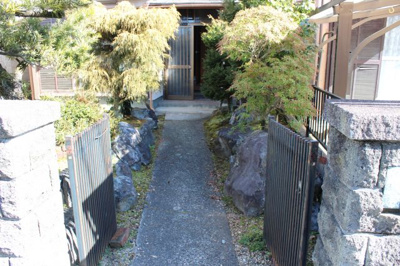 【外観】 | 大津市本堅田5丁目6-6 土地 | 物件、門からアプローチ