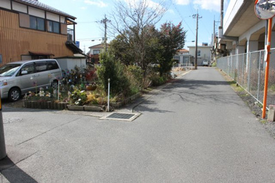 【前面道路含む現地写真】 | 大津市本堅田5丁目6-6 土地 | 物件所在地付近の高架横道路、別角度
