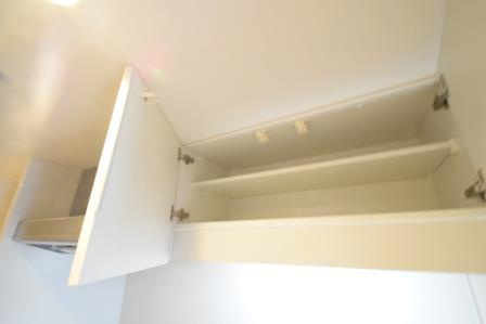 リブリ・ジェロ　セヴォムのキッチン|キッチン上に収納あります