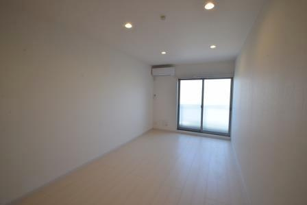 リブリ・ジェロ　セヴォムの居間・リビング|ダウンライト付きです