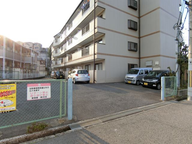 日吉マンションの駐車場
