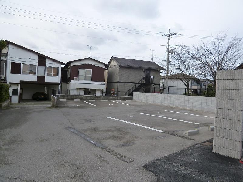 サンライフ門脇の駐車場