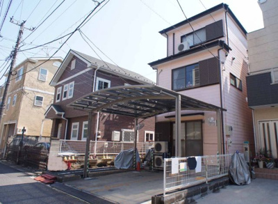 【外観】 | 北小岩4丁目中古戸建 | 建物正面左側は通路になっていますので、解放感があります。