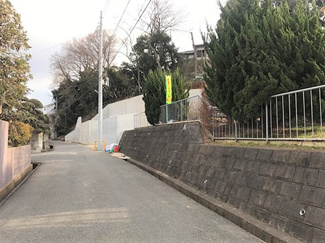 【前面道路含む現地写真】