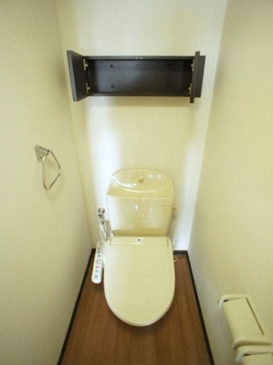 【トイレ】 | リバレイン | 温水洗浄暖房便座、収納棚付きのトイレです。