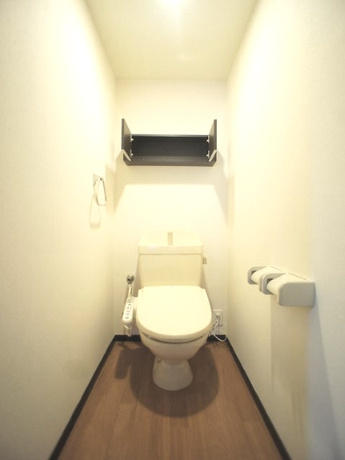 【トイレ】 | リバレイン | 温水洗浄暖房便座、収納棚付きのトイレです。