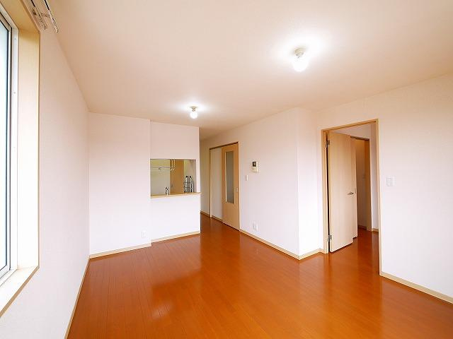 サニーサイドＦの居間・リビング|使いやすい居間です